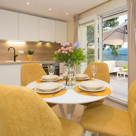 Gorgeous In With Kitchen Semesterbostad